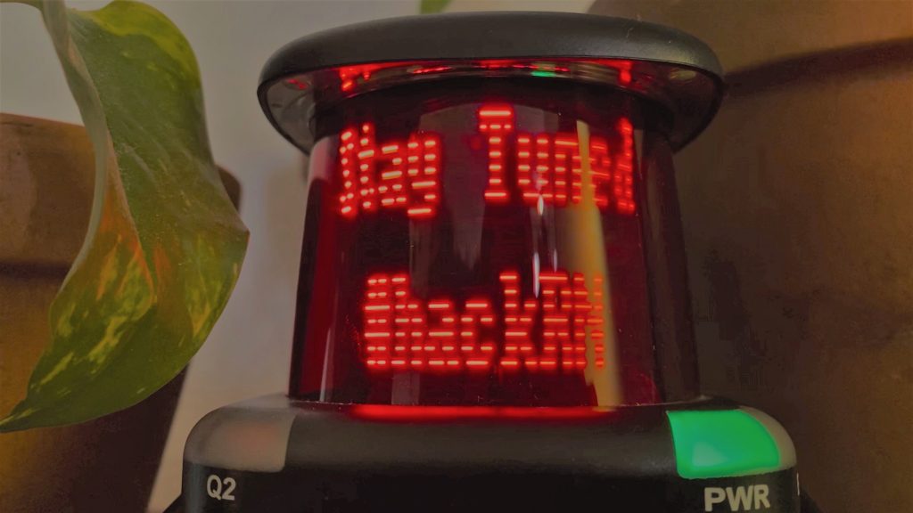 Nahaufnahme des Sensor R2000, auf welchem "Stay Tuned #hackRN" in roter Schrift steht.