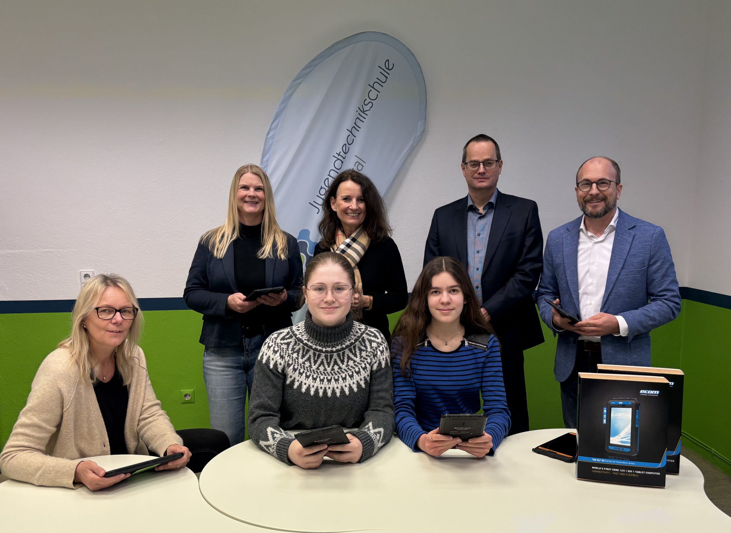 Tablet-Power für junge Tüftler*innen: ECOM Instruments unterstützt digitale Bildung