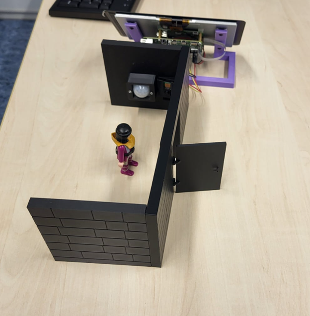 Wettbewerb "Kreative Köpfe": Auf dem Tisch steht ein selbst nachgebauter Eingangsbereich, in welchem eine Playmobilfigur steht.