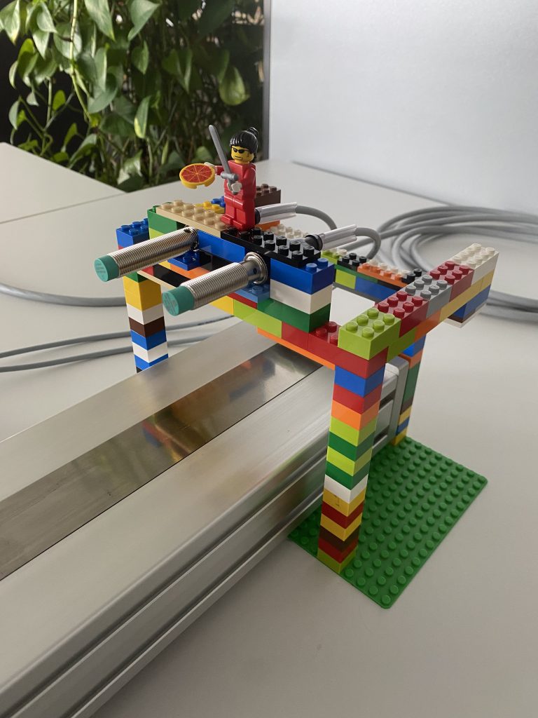 Weitere Detailaufnahme auf eine Halterung aus Bausteinen. Darin ist die Sensorik verbaut.