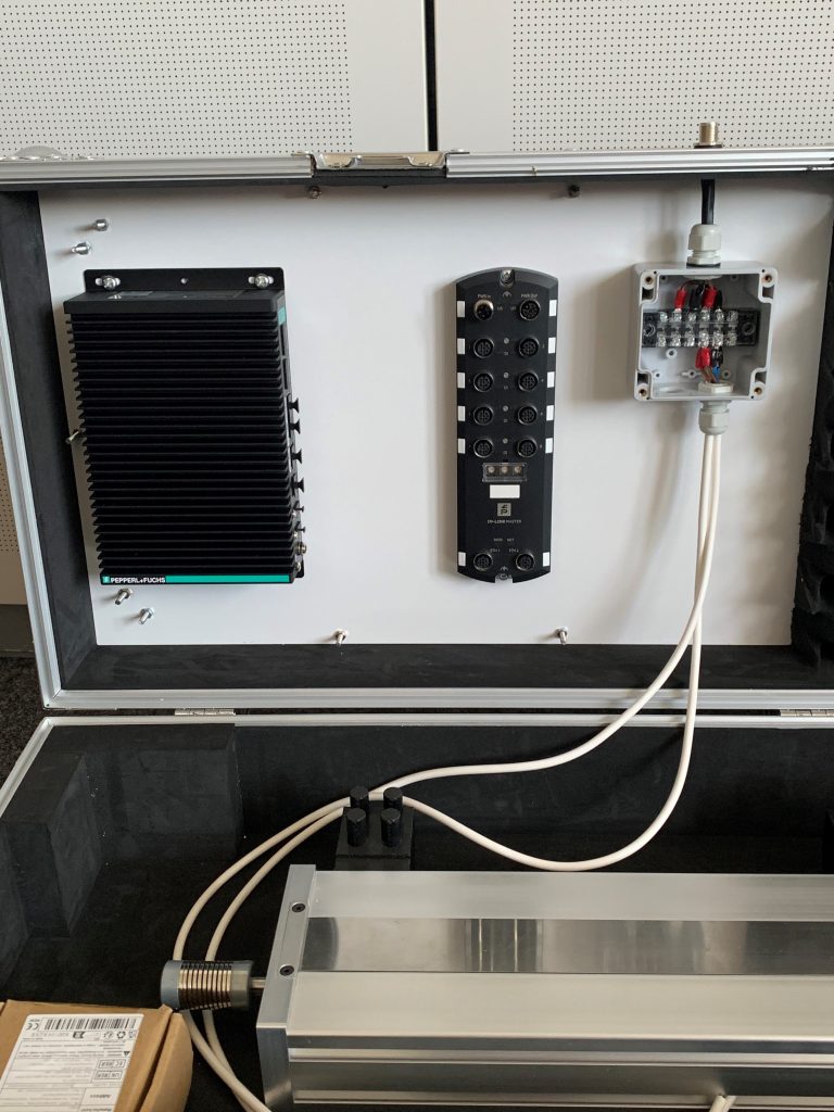 Nahaufnahme auf die elektrische Installation im Koffer.
