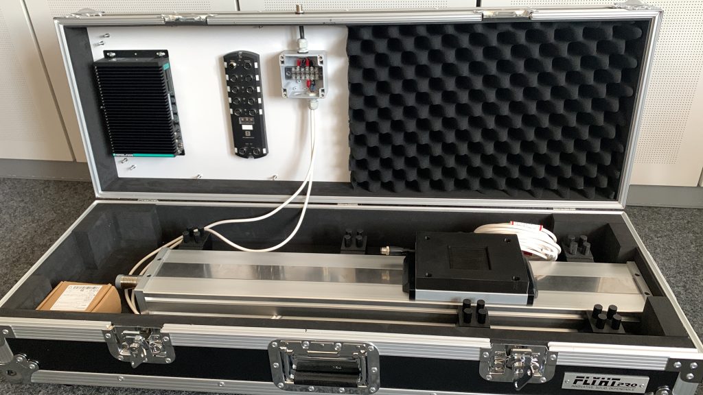 Blick in den Koffer: Die ersten Installationen sind gemacht, man sieht verschiedenste Technik, sowie die verbaute Linearachse
