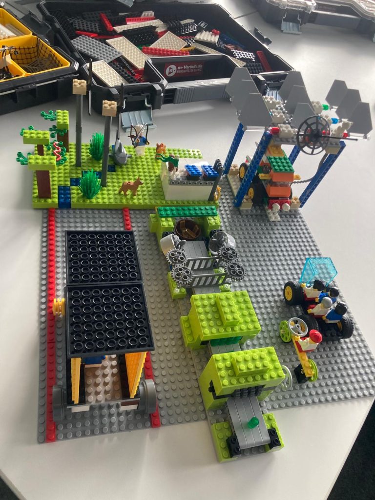 Workshop zum Thema Umweltschutz und Nachhaltigkeit bei Pepperl+Fuchs: Nahaufnahme auf ein Legomodell, welches verschiedene Lösungen aufzeigt.