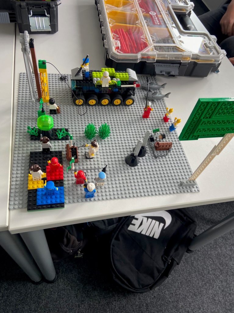 Workshop zum Thema Umweltschutz und Nachhaltigkeit bei Pepperl+Fuchs: Nahaufnahme auf ein Legomodell, welches verschiedene Lösungen aufzeigt.