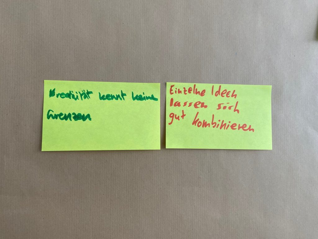 Workshop zum Thema Umweltschutz und Nachhaltigkeit bei Pepperl+Fuchs: Zwei PostIts sind nebeneinander zu sehen. Auf dem Linken steht: Kreativität kennt keine Grenzen. Auf dem Rechten steht: Einzelne Ideen lassen sich gut kombinieren.