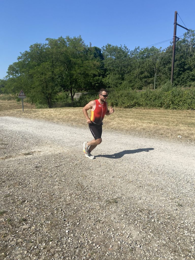 Marco rennt im Trainingsoutfit einen Schotterweg entlang