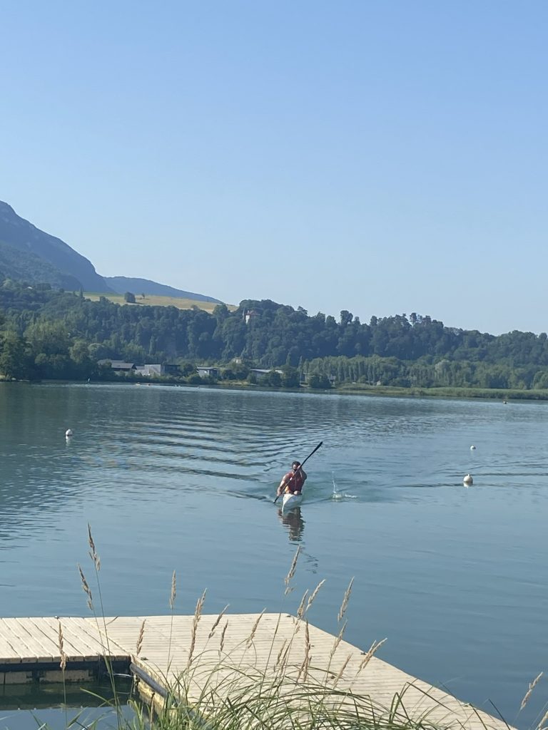Marco fährt mitten auf dem See Kanu.